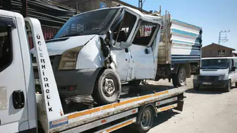 Yüksekova'da minibüs ve kamyonet çarpıştı: 10 yaralı hastaneye kaldırıldı