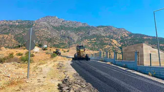 Sason'da köy yolları için asfalt onarım çalışmaları hız kesmeden devam ediyor