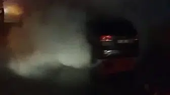 Bursa'da seyir halindeki lüks araçtan alevler yükseldi