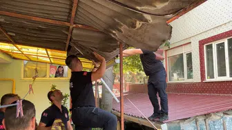 Edirne'de çatıda sıkışan şahıs, ekiplerin operasyona müdahalesiyle kurtarıldı