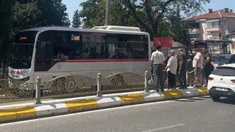 Edirne'de minibüs ve motosikletin çarpışması sonrası sürücü yaralandı