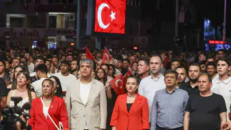 Antalya'da 30 Ağustos coşkusu: Derya Uluğ sahne aldı