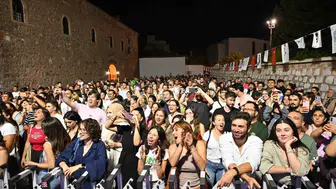 Manisa'nın kültürel mirasında melodik bir gece: Evrencan Gündüz tarihi Yeni Han'da sahne aldı
