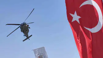 Malazgirt’te zoomlanan jandarma helikopterlerinin gösterisi büyük ilgi gördü
