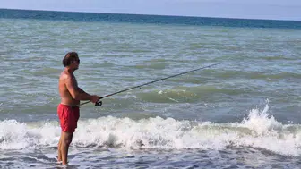 Dalgalı deniz tatilcileri oltaya yönlendirdi