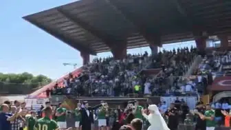 Düğün ve futbol heyecanı bir arada: gelinlik ve damatlıkla final maçı izlediler
