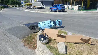Antalya'da motosikletin otomobille çarpışma anı güvenlik kamerasında