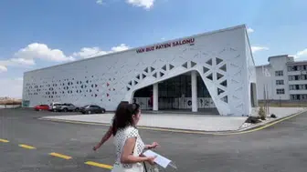 Van'da çocuklar yaz sonunu buz pistinde serinleterek geçiriyor