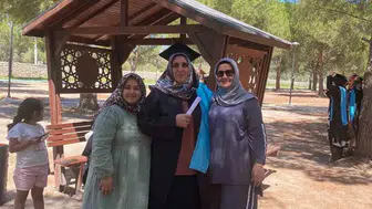 Balıkesir'de okuma yazma kursunu tamamlayan kadınlar kep attı