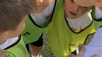 Bolu'daki minik futbolcuların taktik toplantısı neşelere sahne oldu