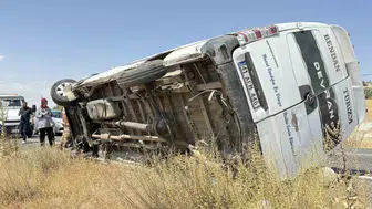 Düğün yolunda felaket: Diyarbakır'da minibüs devrildi, 3 ölü 11 yaralı