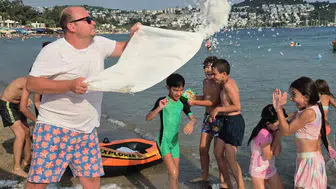 Bodrum'da sıcak havaya çözüm: Sahile 2 ton buz döküldü