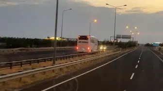 Birecik otoyolunda yolcu otobüsü ters yönde seyretti, sürücüler paniğe kapıldı