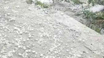 Ardahan'da dolu yağışı cadde ve sokakları beyaz örtüyle kapladı
