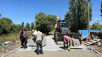 Akyaka'da köy yolları için parke taşı çalışmaları devam ediyor