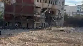 Elazığ'da kentsel dönüşümde bina yıkımı anları kamerada