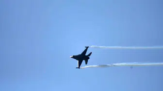 Ahlat'ta türk hava kuvvetleri'nin akrobasi ekibi soLotürk'ün gösteri uçuşu büyük ilgi gördü