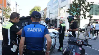 Düzce'de yayalaştırılan caddeye motosikletle giren sürücülere ceza kesildi