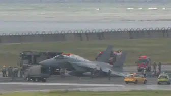 F-15 savaş uçağı acil iniş yaptı, Okinawa'da pistte mahsur kaldı