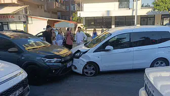 Manavgat'ta direksiyon hakimiyeti kaybı sonucu zincirleme kaza oluştu
