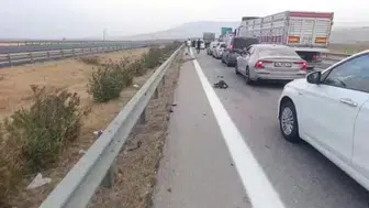 Gaziantep'te kontrolden çıkan otomobil tıra çarptı: 3 kişi yaralandı