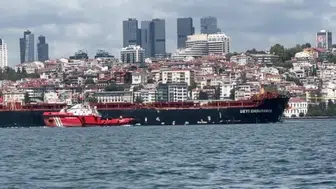 İstanbul Boğazı, dev gemi geçişi nedeniyle trafiğe kapatıldı