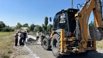Kars’ın Üçpınar Köyü’nde yeni yol düzenlemesi: parke taşları döşeniyor