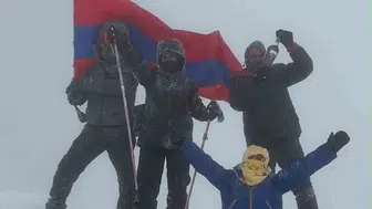 Ağrı Dağı'nda yaz ortasında kış koşulları: Dağcıların mücadelesi gözler önünde