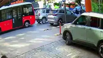 Bandırma'da yaya geçidinde meydana gelen trafik kazası görüntülendi