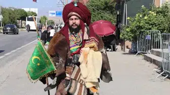 Selçuklu kıyafetiyle Ahlat'a gelen Seyfullah Mutlu, Cumhurbaşkanı Erdoğan'ı uzaktan selamladı