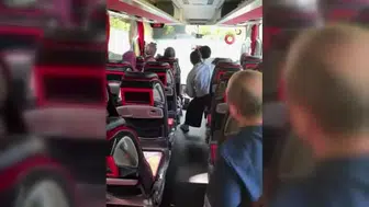 Kamyonun balataları tutuştu, sürücü suya girerek yangını söndürdü