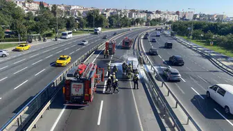 Zeytinburnu'nda seyir halindeki panelvan araçta yangın: Sirkeci istikametinde trafik kilitlendi