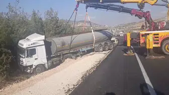 Gelin konvoyuna çarpmamak için manevra yapan tanker ormana sürüklendi