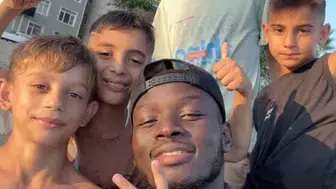 Samsunspor'un yıldızı Mouandilmadji, çocuklarla 'Demokratik Kongo' dansında buluştu