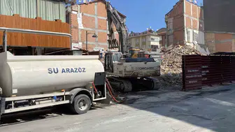 Zeytinburnu'nda yıkımın ortasında bina çökmesi paniği
