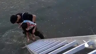Batman'da dereye düşen çocuğun kurtarılma anı