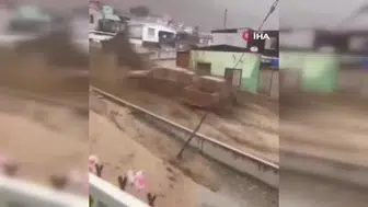 Şili'de Tocopilla kentinde sele kapılan araçlar zarar gördü