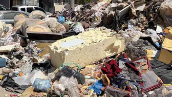 Buca'da moloz yığınları sorun olmaya devam ediyor