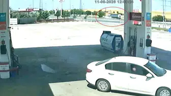 Kalp krizi geçiren tır sürücüsü bariyerlere çarparak kaza yaptı