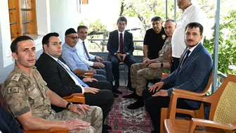 Erzurum valisi aydın baruş, ispir'deki şehit ailesi ve gaziyi ziyaret etti