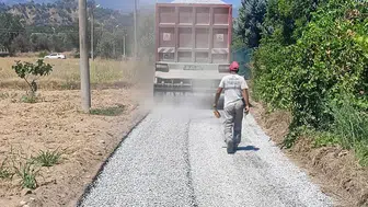 Umurlu'da yol yapım çalışmaları hız kesmeden devam ediyor