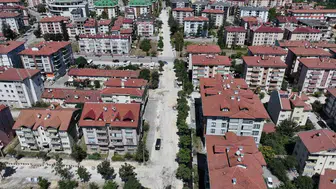 Bolu'da yaz sıcaklarında asfalt yenileme çalışmaları sürüyor