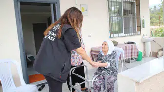 98 yaşındaki Şemsi teyzenin evine ulaşım kolaylığı sağlandı