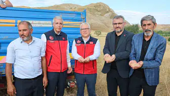 Sivas'ta hasat sezonu bereketi: Vali Şimşek çiftçilerle birlikte ekin biçti