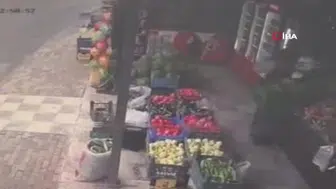 Kontrolden çıkan minibüs bahçeye yuvarlandı: O anlar görüntülendi
