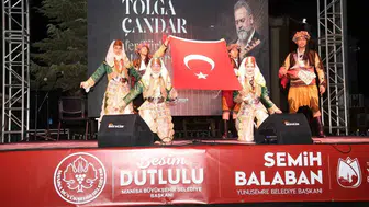 Yunusemre'de 30 Ağustos coşkusu: Tolga Çandar türküleriyle gündem oldu