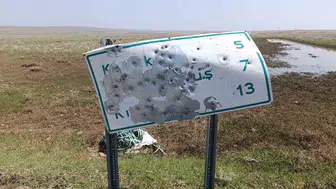 Arpaçay'da yol tabelalarına silahlı saldırı: Vatandaşlar tepkili