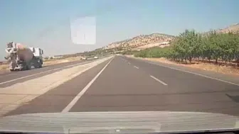 Yolda bir anlık dikkatsizlik: Kamyonet eşeğe çarptı