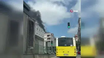 Bayrampaşa'da 4 katlı binanın çatısında yangın paniği