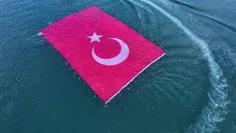 Büyükçekmece'de Türk bayrağı rekoru: 660 metrekare denizde açıldı